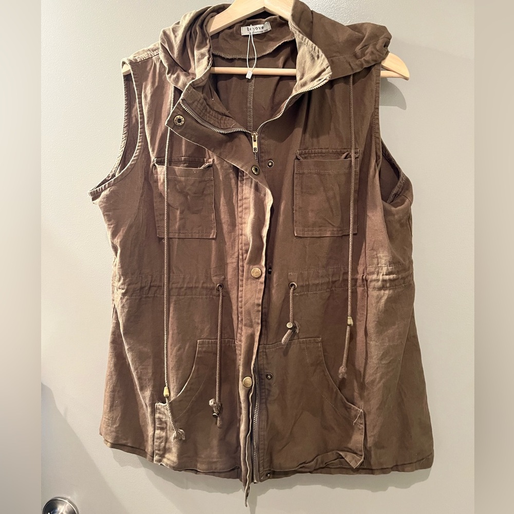 Zip up utility vest